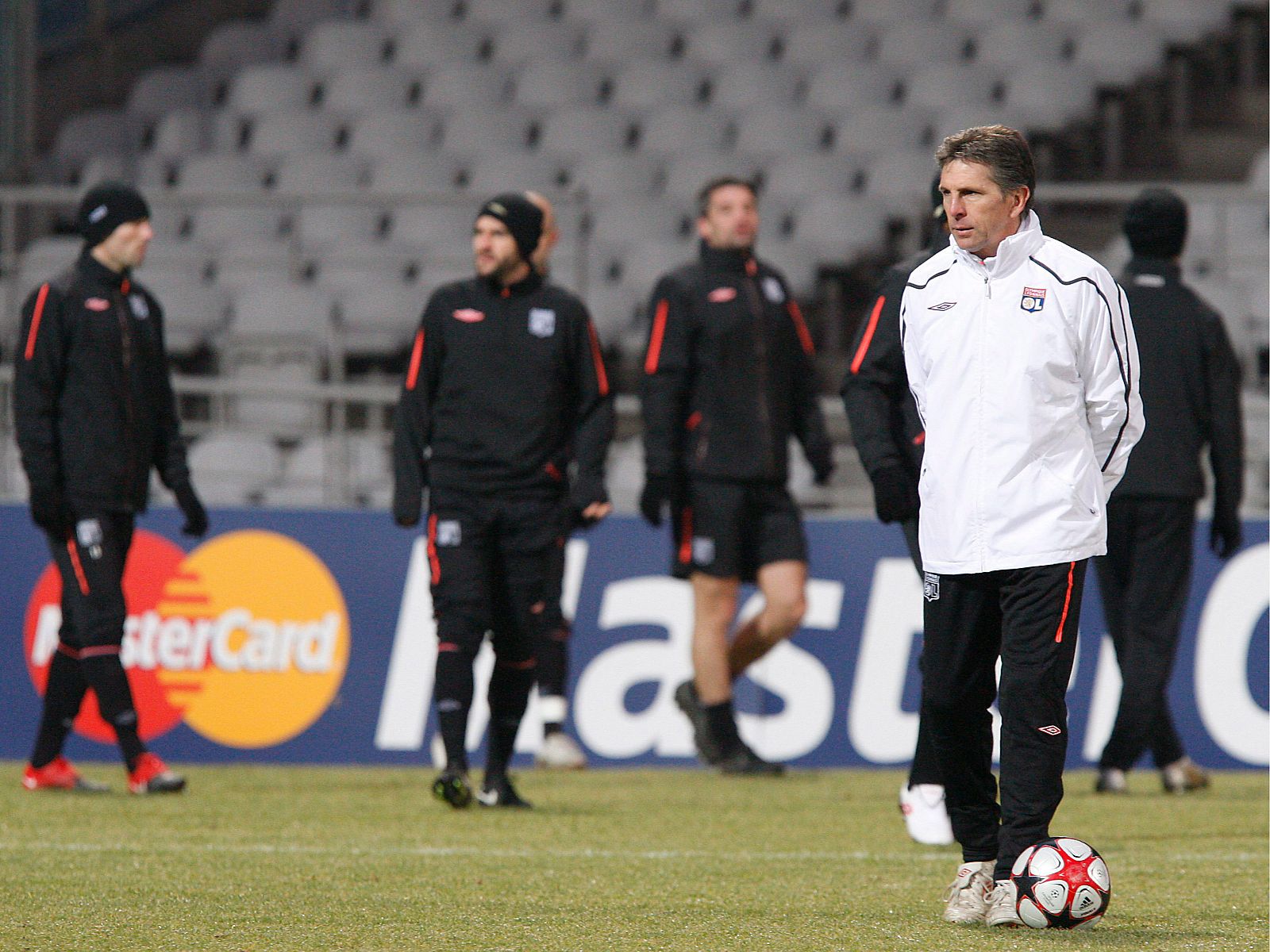 El entrenador del Olympique de Lyon, Claude Puel, durante el entrenamiento previo al partido contra el Real madrid en Gerland.