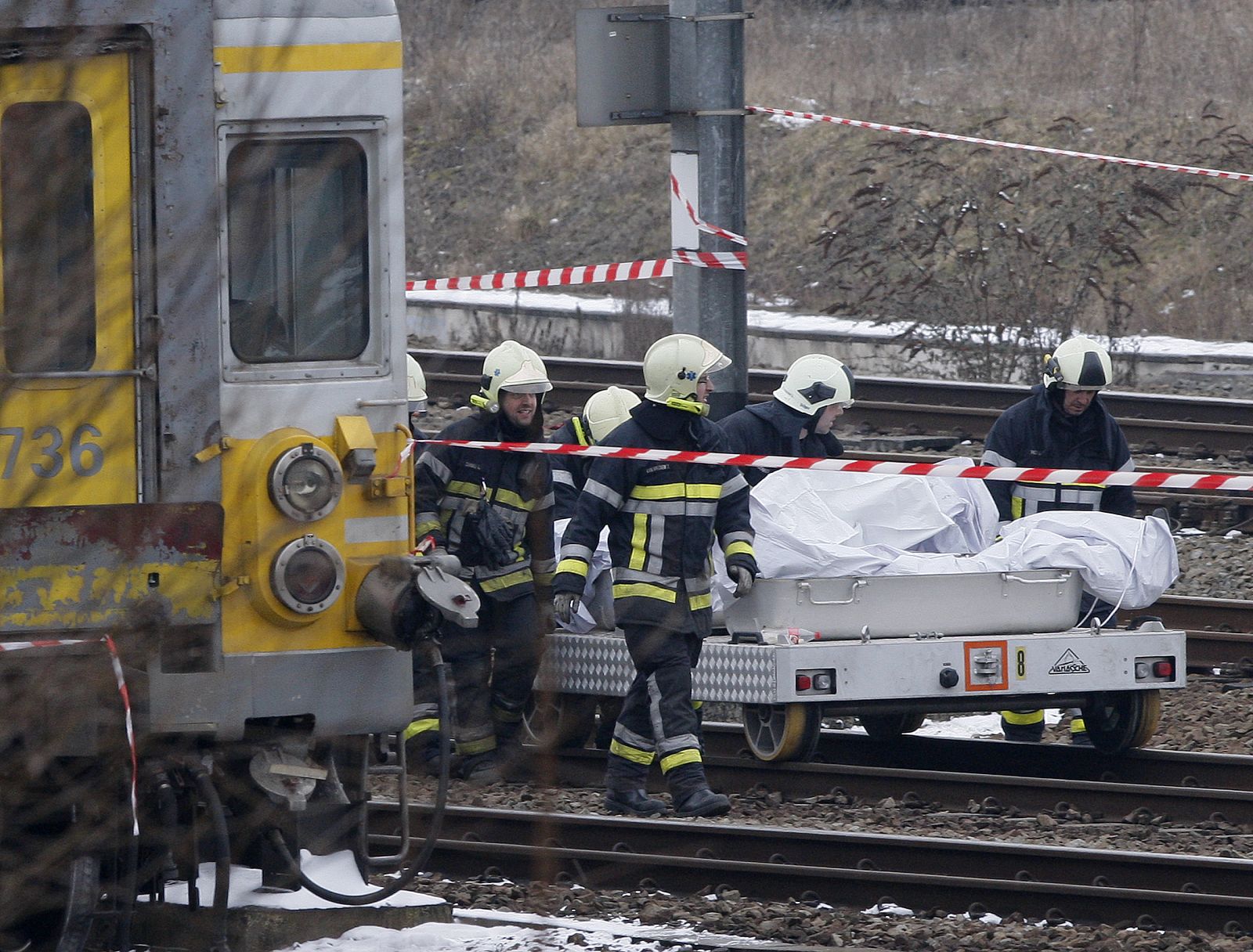 Un equipo de rescate evacúa a algunas de las vícitimas del accidente de trenes en Buizingen, cerca de Halle, en Bélgica.