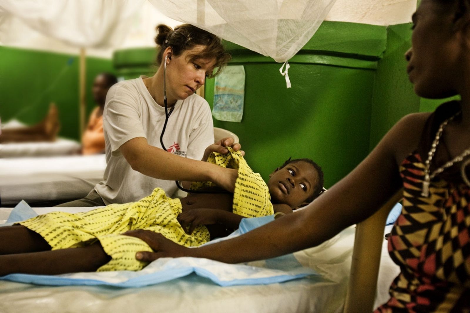 Una doctora de Médicos Sin Fronteras atiende a una niña en Haití.