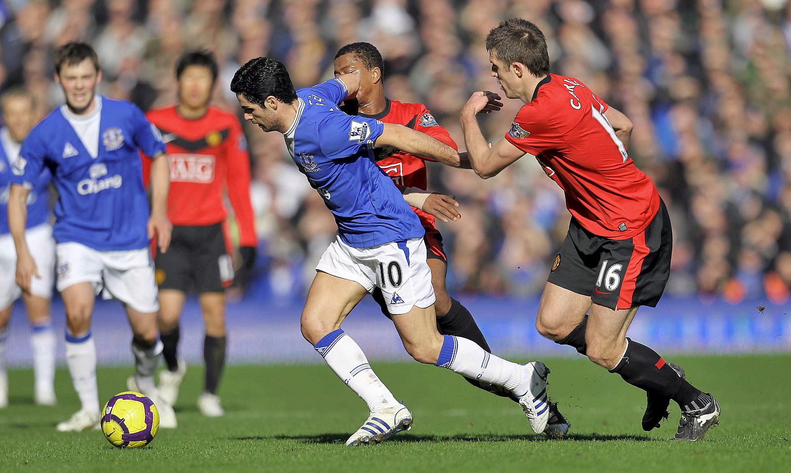 El centrocampista español del Everton Mikel Arteta (izda) lucha por el balón.