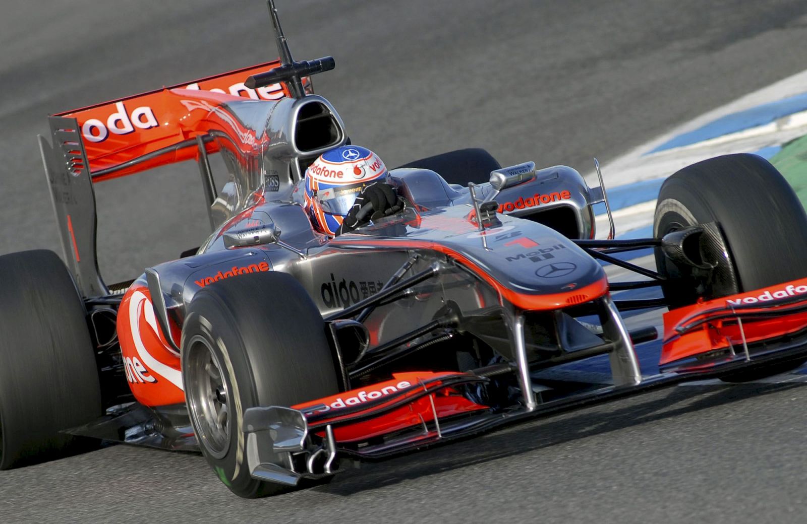 El piloto británico de la escudería McLaren Jenson Button, durante los entrenamientos de pretemporada del Mundial de Fórmula Uno en el Circuito de Jerez.