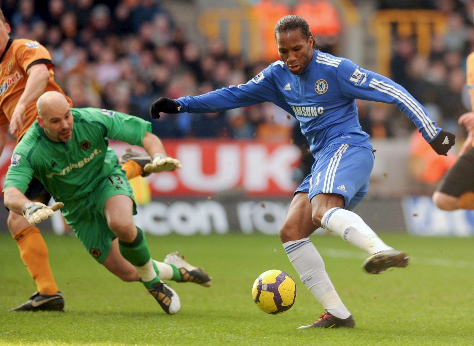 El delantero marfileño del Chelsea, Didier Drogba, bate por segunda vez al portero del Wolverhampton Wanderers FC, Marcus Hahnemann.