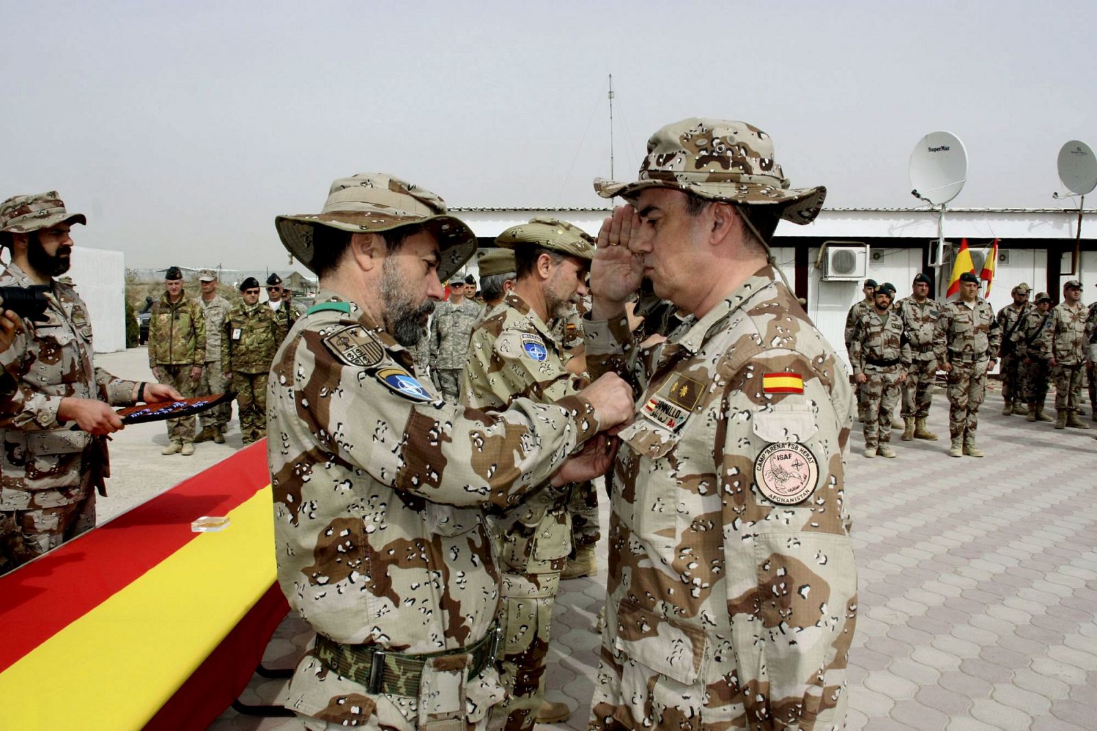 ENTREGAN MEDALLAS OTAN A MILITARES DESTACADOS EN LA BASE ESPAÑOLA DE HERAT