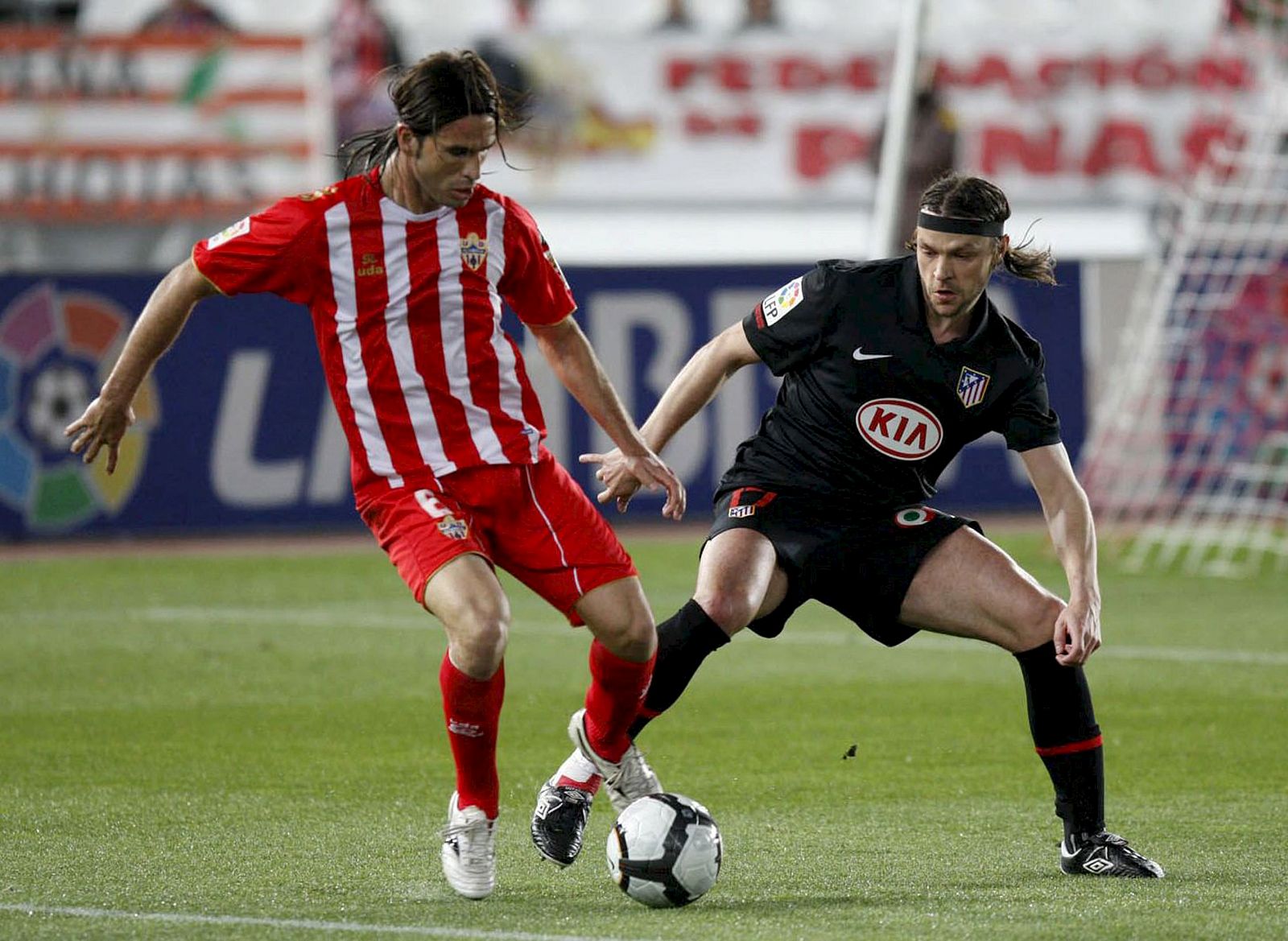 El defensa de la U.D. Almería Domingo Cisma, controla el balón ante el defensa checo del Atlético de Madrid Tomas Ujfalusi.