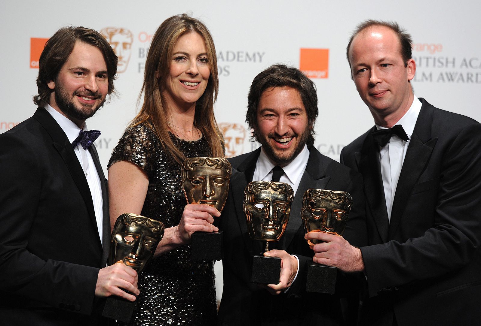 De izquierda a derecha el escritor Mark Boal, los productores Kathryn Bigelow, Nicolas Chartier, y Greg Shapiro, posan con el premio BAFTA a mejor película por 'En tierra hostil'