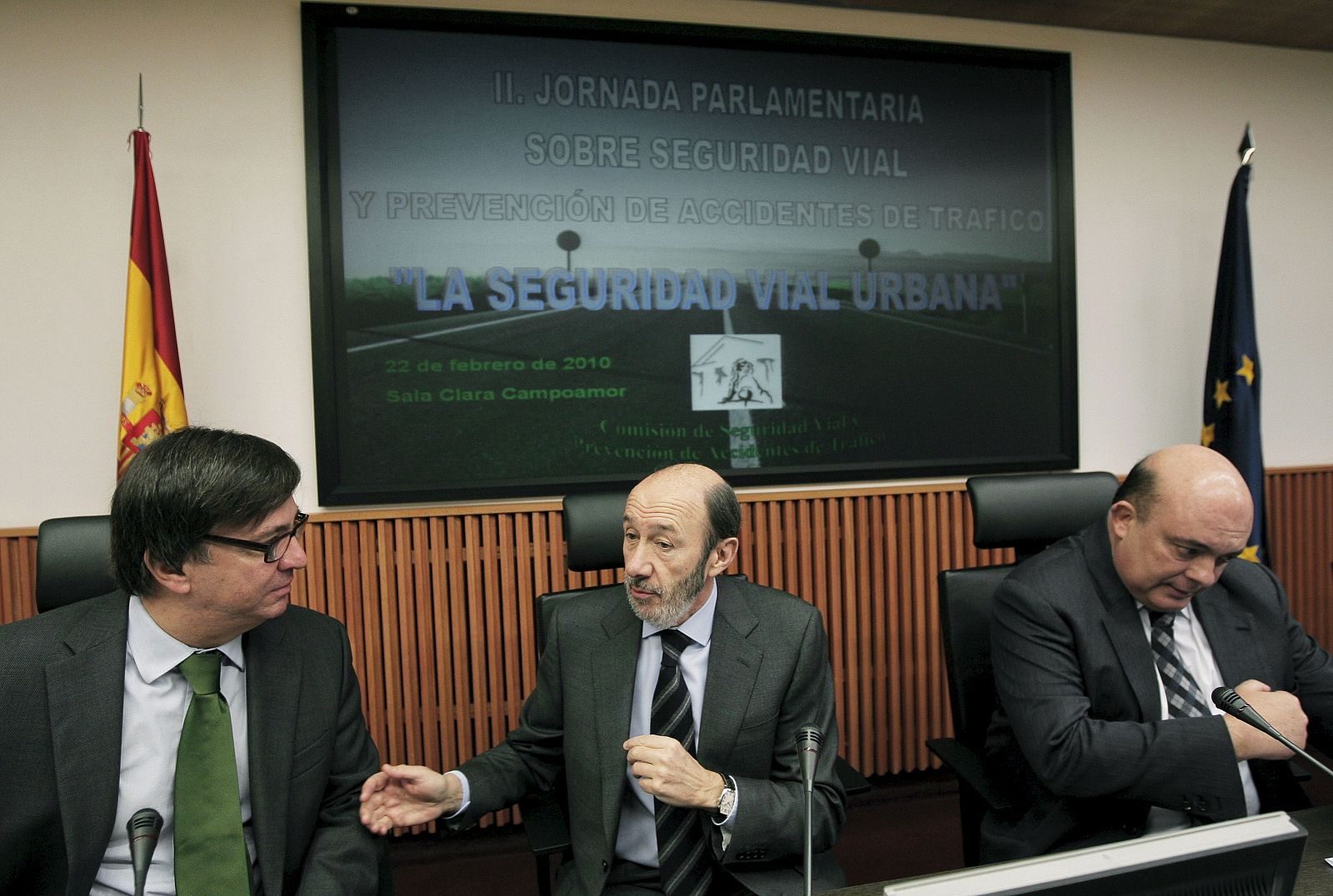 El ministro del Interior, Alfredo Pérez Rubalca, y el portavoz popular de Seguridad Vial  Federico Souvirón durante la inauguración de la II Jornada Parlamentaria sobre Seguridad Vial.