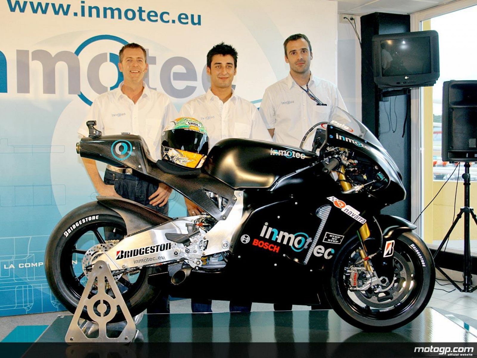 El equipo de Inmotec, frente a su nueva moto que competirá en el Mundial de MotoGP.