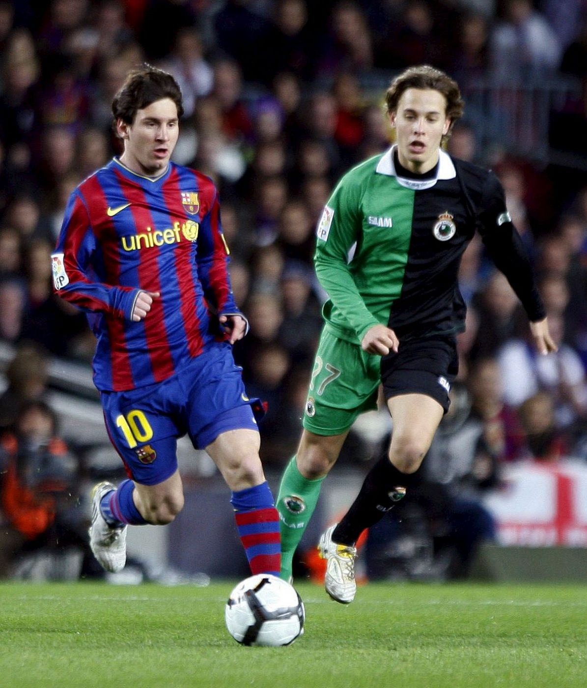 El delantero argentino del FC Barcelona, Leo Messi, conduce el balón ante la presión del jugador del Racing Sergio Canales.