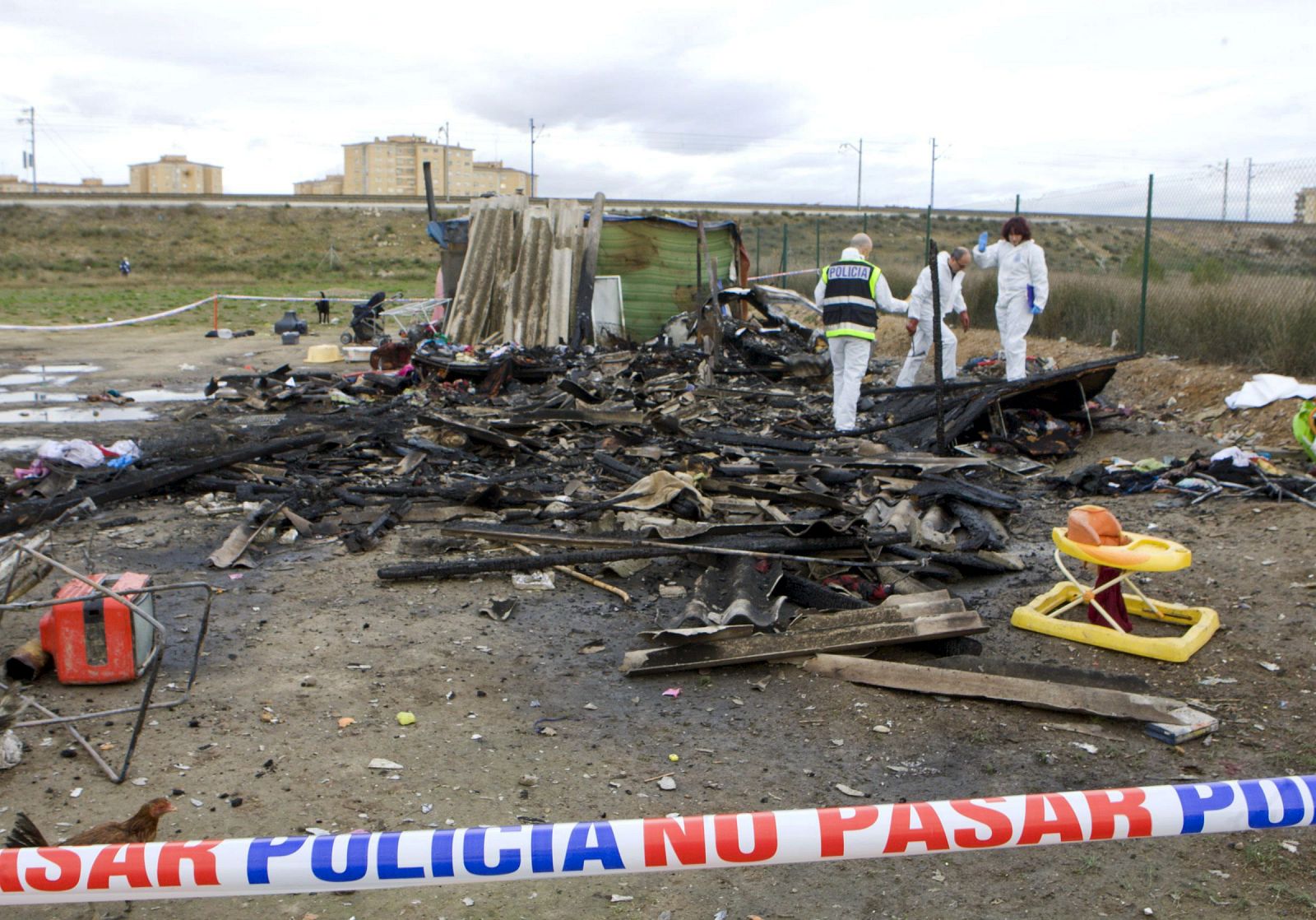 La policía investiga en el lugar donde esta madrugada se ha registrado el incendio de una caravana, en el que ha fallecido por quemaduras una niña de tres y dos de sus hermanos, de un año y medio y ocho, han resultado heridos graves.