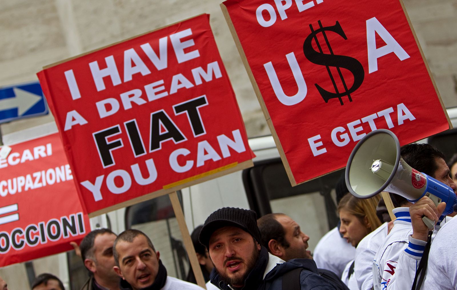 Los trabajadores de FIAT se manifiestan ante el Ministerio de Economía italiano en Roma por el final de las ayudas a la compra de automóviles.