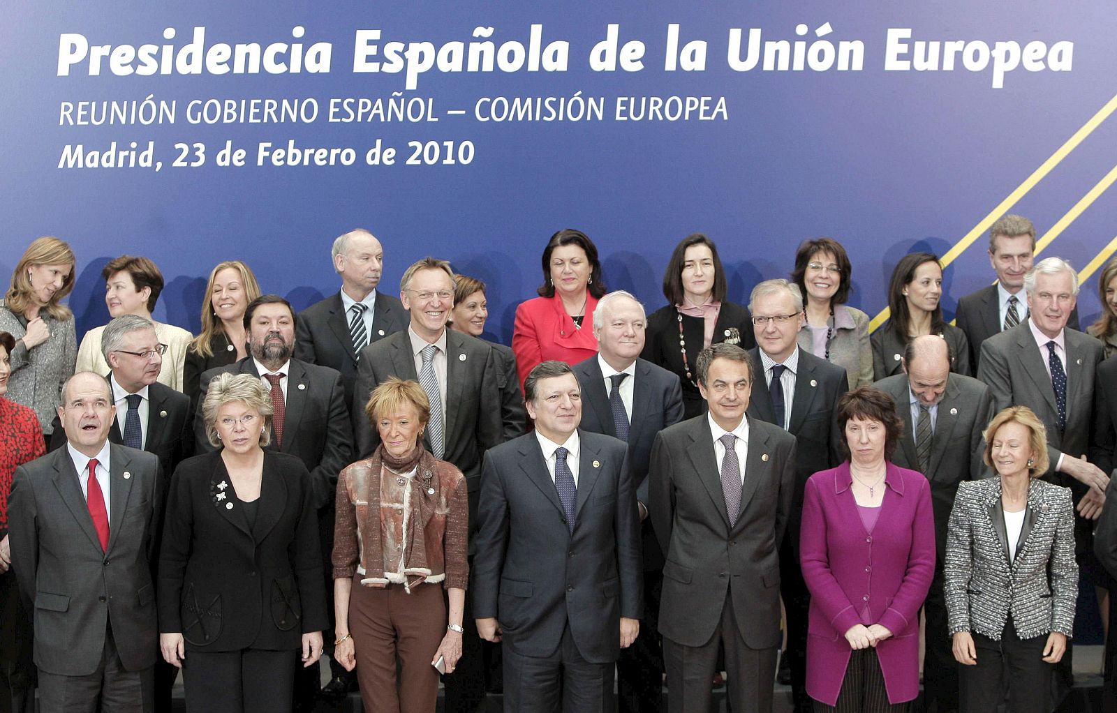 El Presidente del Gobierno, José Luis Rodríguez Zapatero, y el presidente de la Comisión Europea, José Manuel Durao Barroso, durante la foto de familia de la reunión que han mantenido  sus respectivos gabinetes en el Palacio de El Pardo.