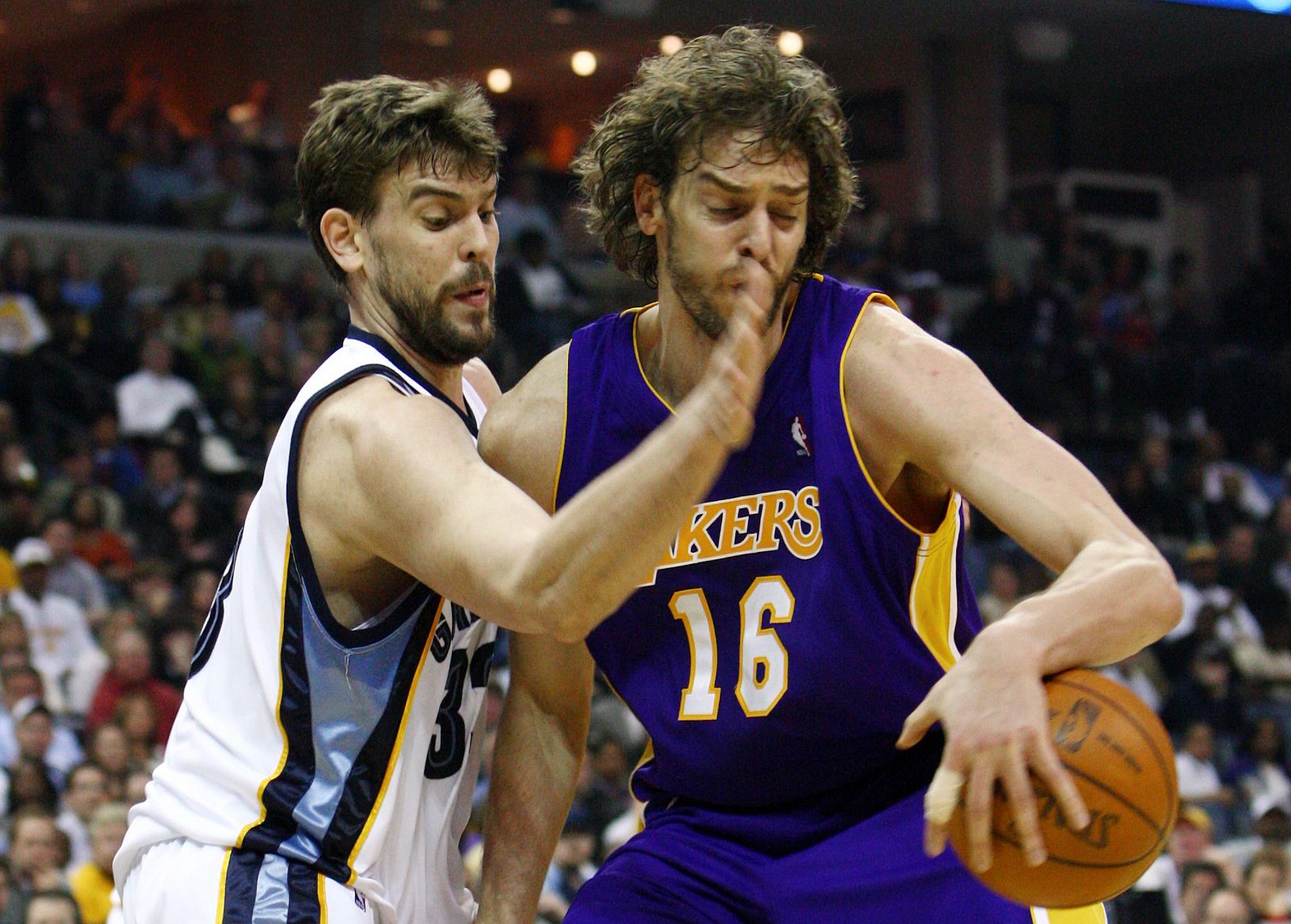 El jugador español de los Grizzlies de Memphis Marc Gasol trata de bloquear a su hermano Pau de los Lakers de Los Ángeles.