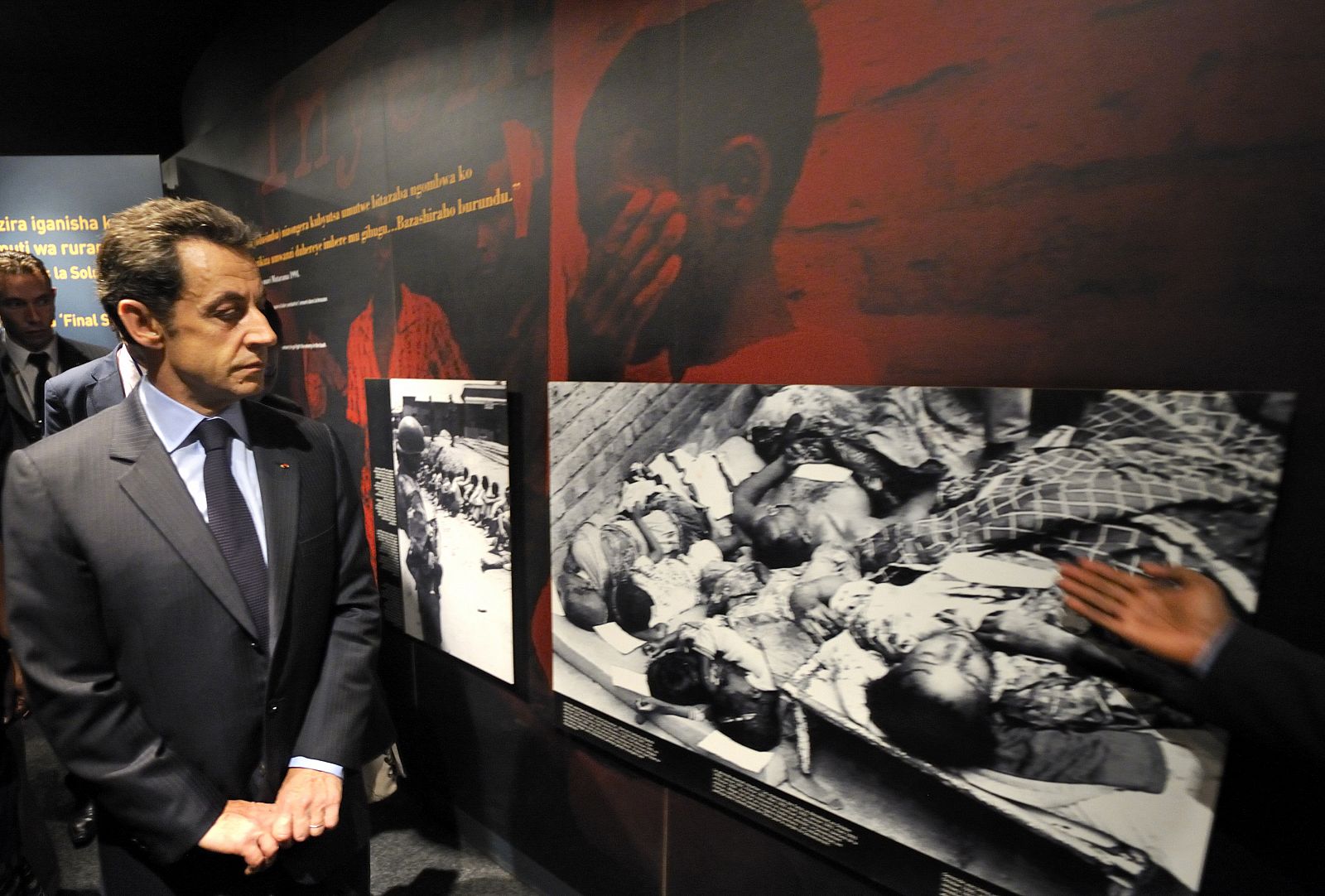 Sarkozy, en el museo memorial del genocidio de Ruanda, en Kigali.