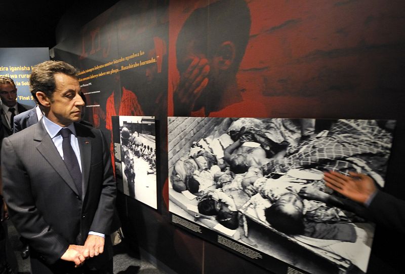 Sarkozy, en el museo memorial del genocidio de Ruanda, en Kigali.