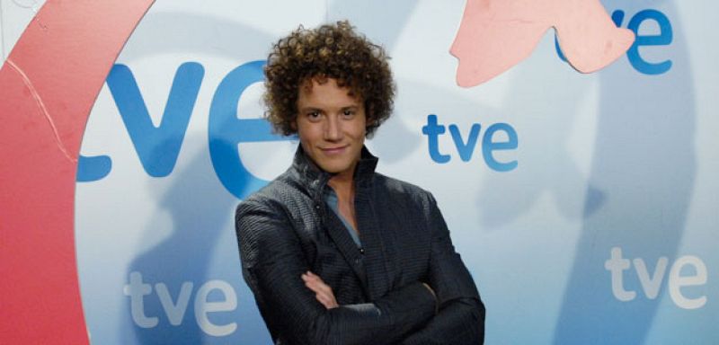 Daniel Diges, posando para los medios en su presentación oficial.