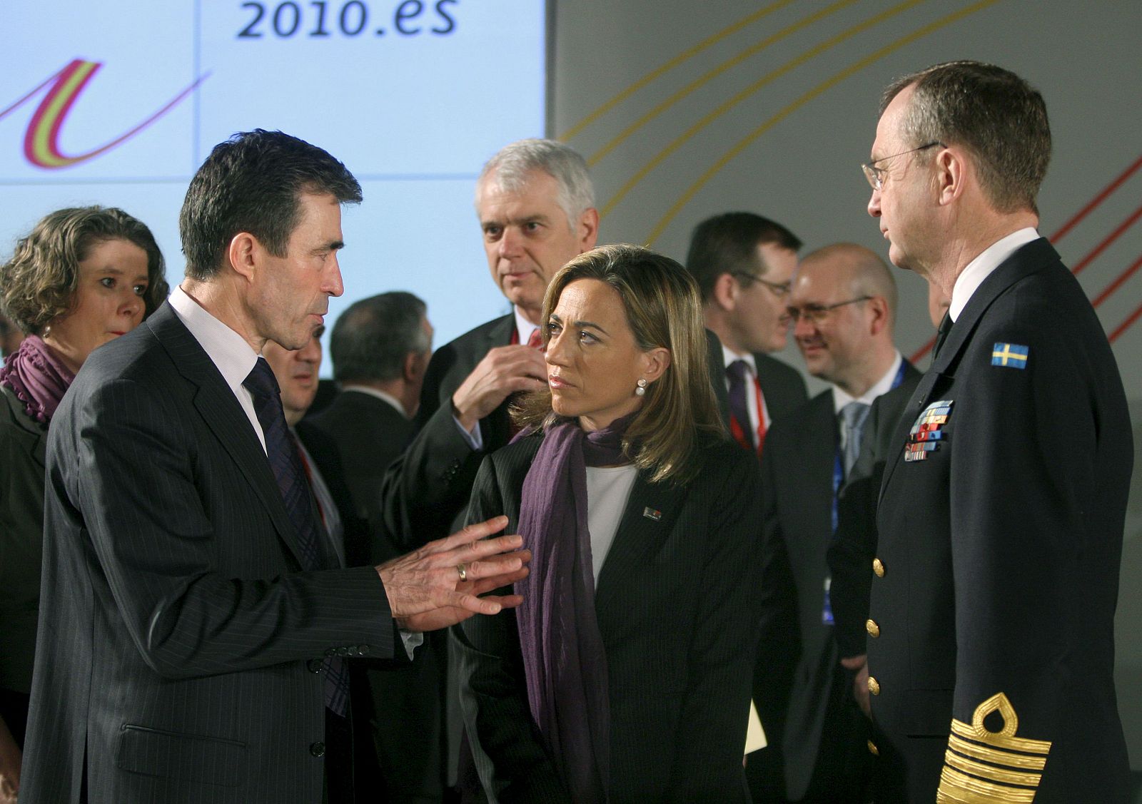 La ministra de Defensa, Carme Chacón, acompañada del secretario de la OTAN, el danés Anders Fogh Rasmussen (i) y el presidente del comité militar de la UE, el sueco Hakan Syren (d), en la Cumbre de ministros de Defensa
