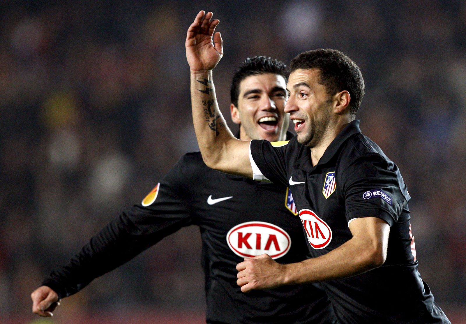 Simao celebra el primer gol con José Antonio Reyes.