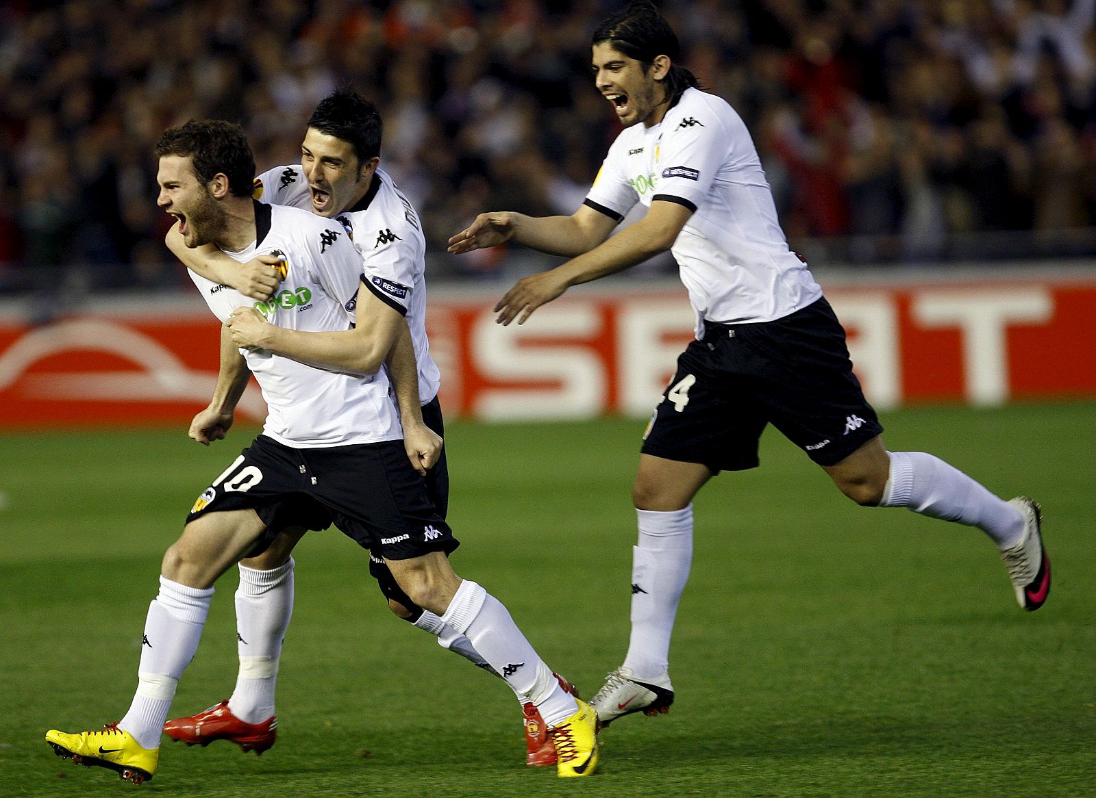 Mata celebra junto a Villa y Banega su gol a los 20 segundos del inicio.