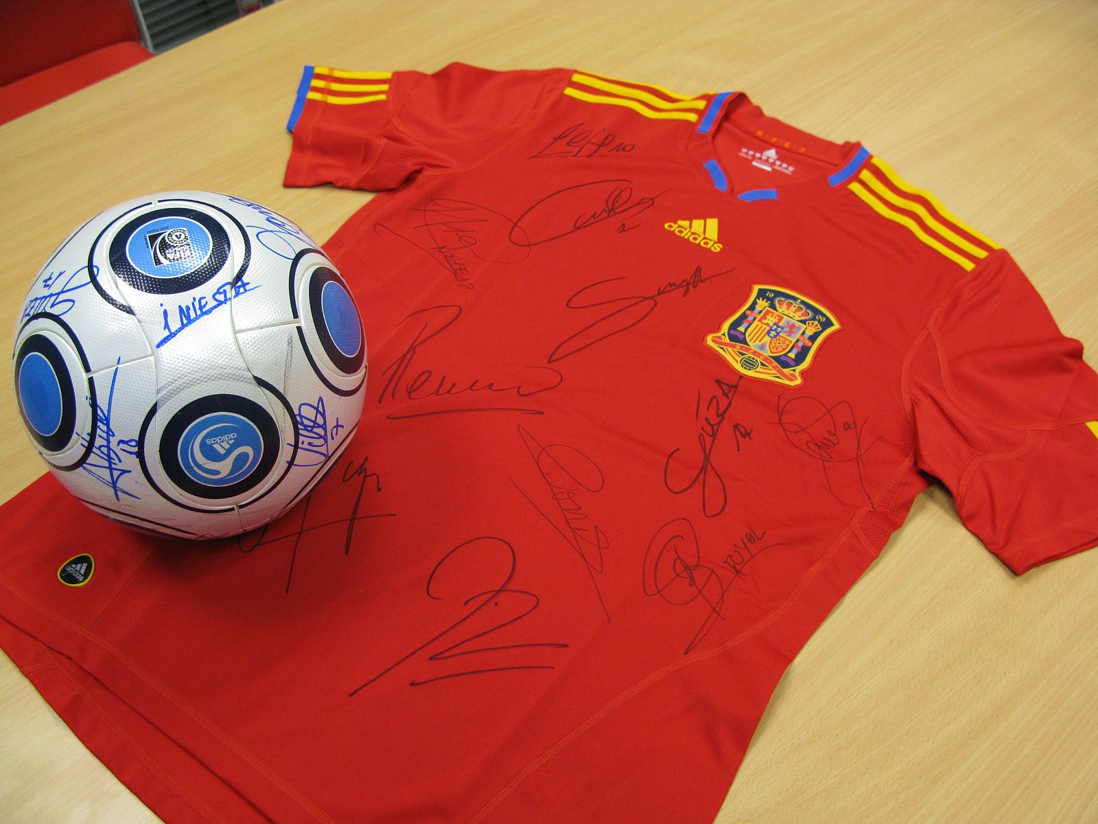 Ayúda a Play4África y llévate la camiseta o el balón firmados