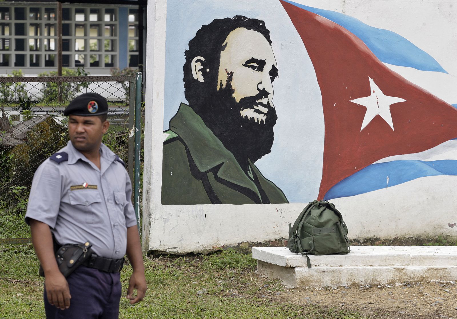 Un policía permanece al lado de un imagen de Fidel Castro y la bandera cubana en la provincia occidental de Pinar del Río.