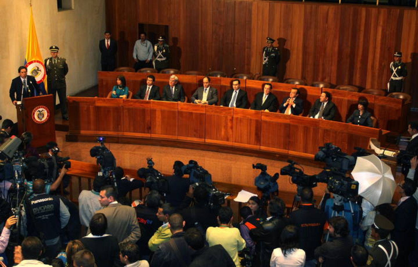 CORTE CONFIRMA FALLO CONTRA LEY DE REFERENDO PARA LA REELECCIÓN DE URIBE