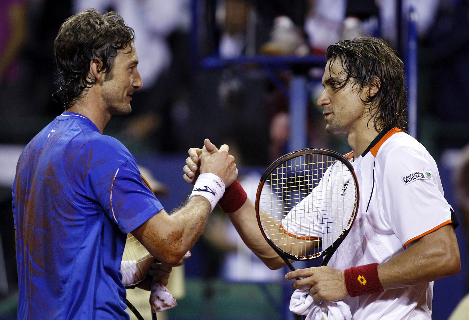 Los tenistas David Ferrer  y Juan Carlos Ferrero se saludan tras disputar la final del Open de Buenos Aires que ganó el valenciano.