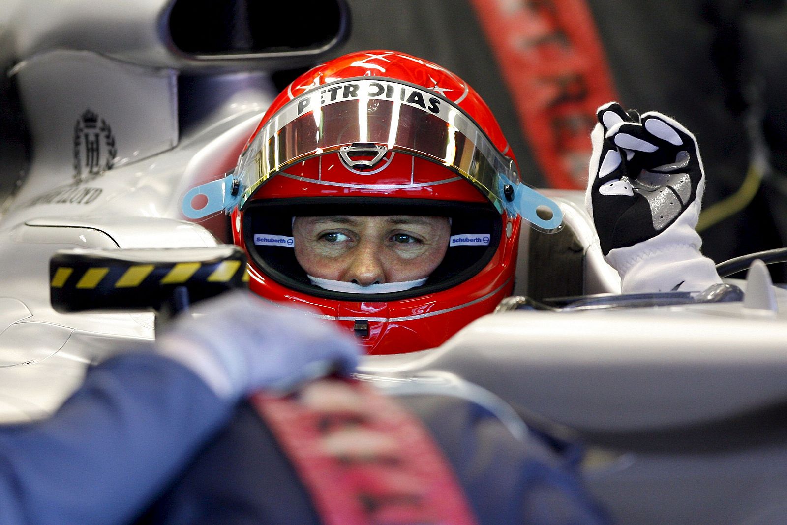 El piloto alemán Michael Schumacher (Mercedes GP), durante la segunda jornada de entrenamientos oficiales de F1 en el Circuito de Cataluña.