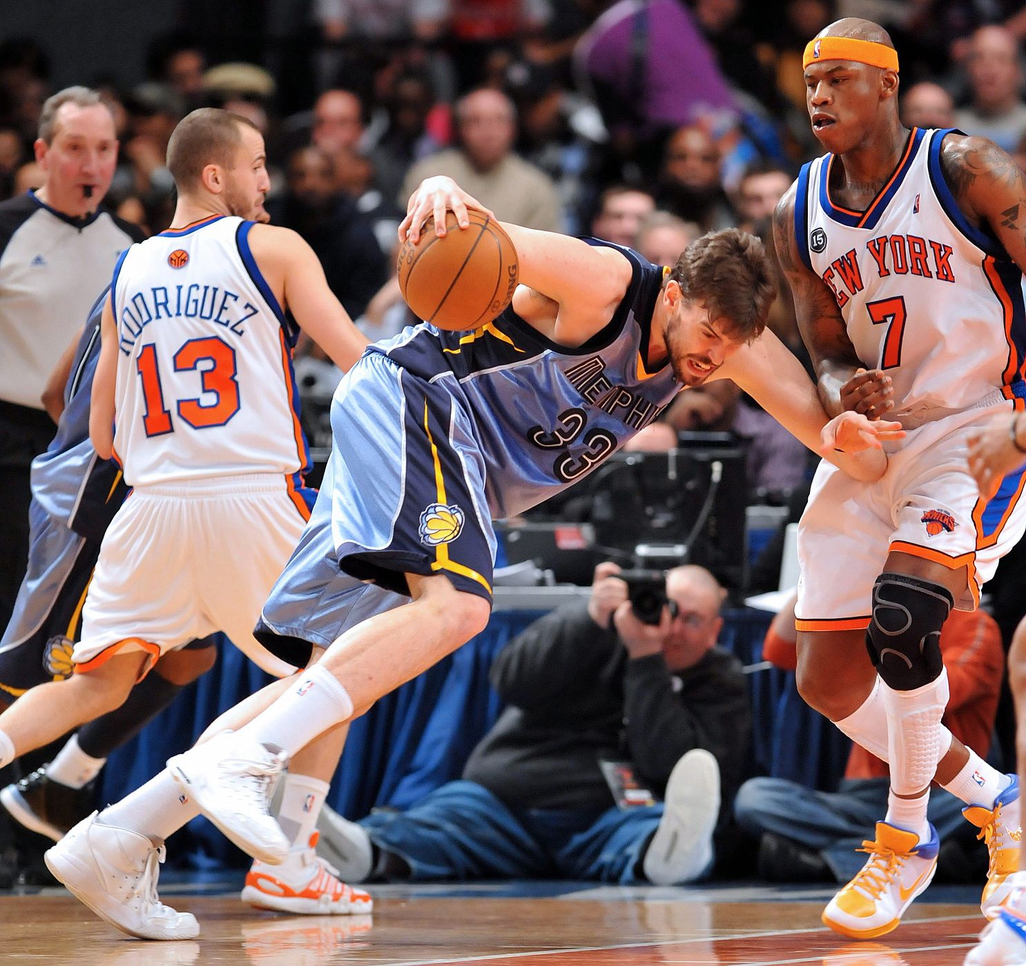 El jugador español de los Grizzlies de Memphis Marc Gasol (c) intenta superar la marca de Sergio Rodríguez (i) y de Al Harrington (d) de los Knicks de Nueva York.