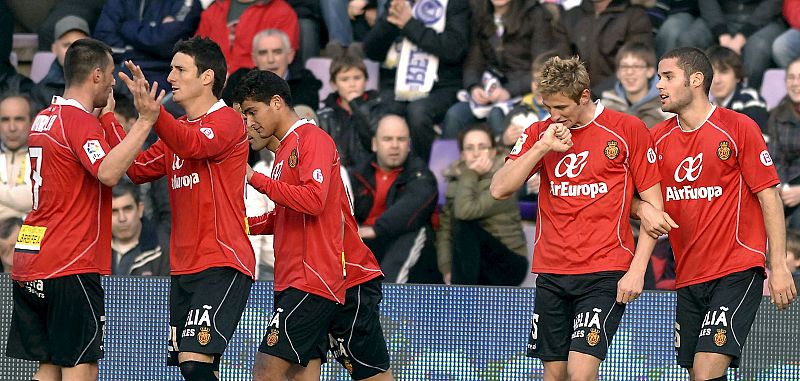 Los jugadores del RCD Mallorca celebran el gol marcado por el defensa Rubén González