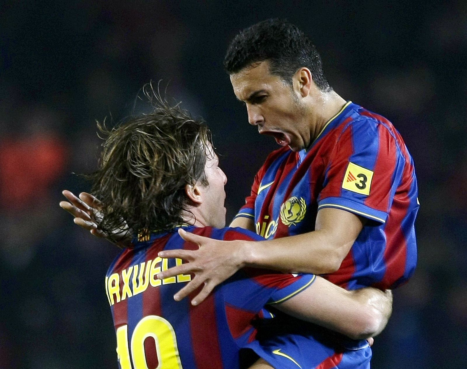 Pedro celebra su gol ante el Málaga con su compañero Maxwell.