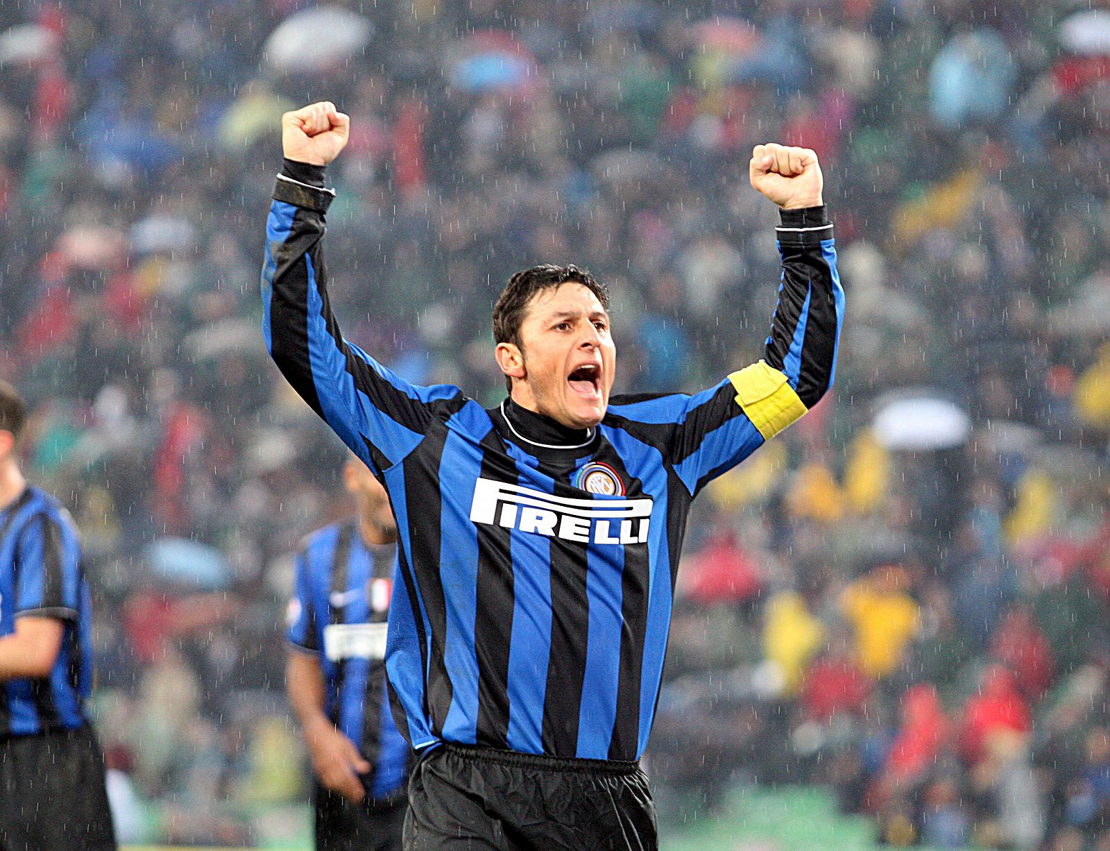 Javier Adelmar Zanetti, capitán del Inter de Milán, celebra al término del partido