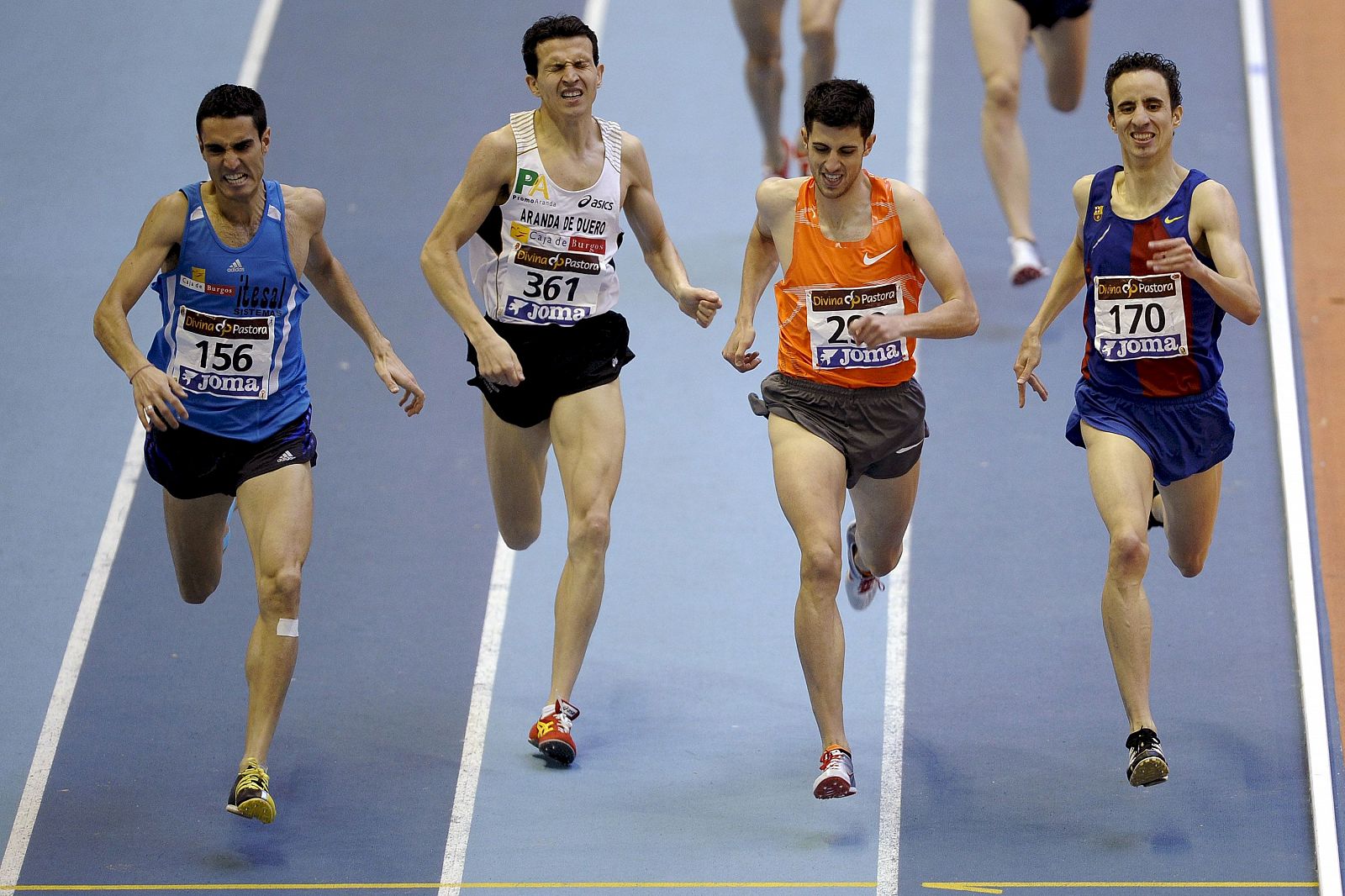 Diego Ruiz, Juan Carlos Higuero, Álvaro Rodríguez y Manuel Olmedo llegan a la meta en la final de 1.500m de los campeonatos de España de atletismo en pista cubierta.