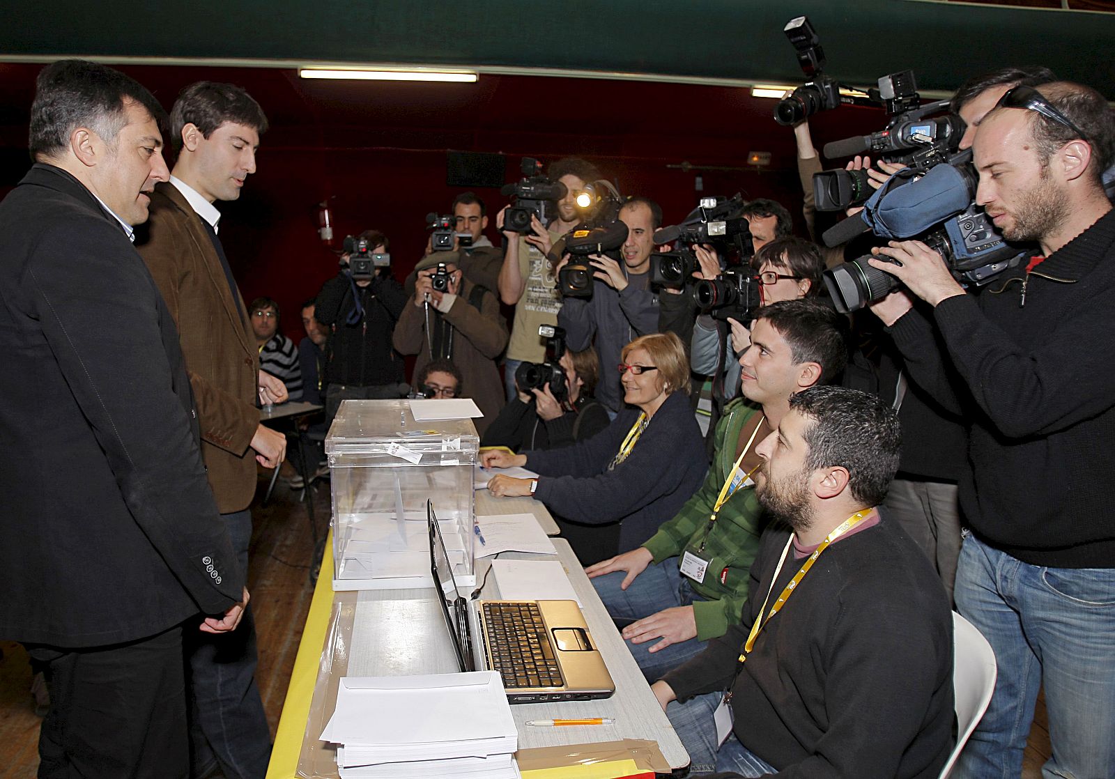 El presidente de Esquerra Republicana de Catalunya (ERC), Joan Puigcercós (i), acompaña a votar a Jordi Solé (2ºi), alcalde Caldes de Montbui