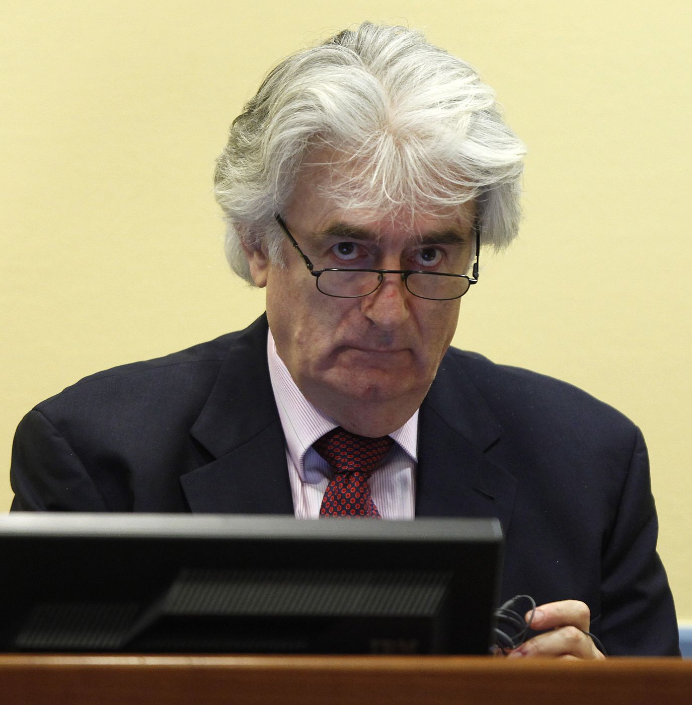 Karadzic se enfrenta a once cargos y pretende defenderse a sí mismo, sin abogado