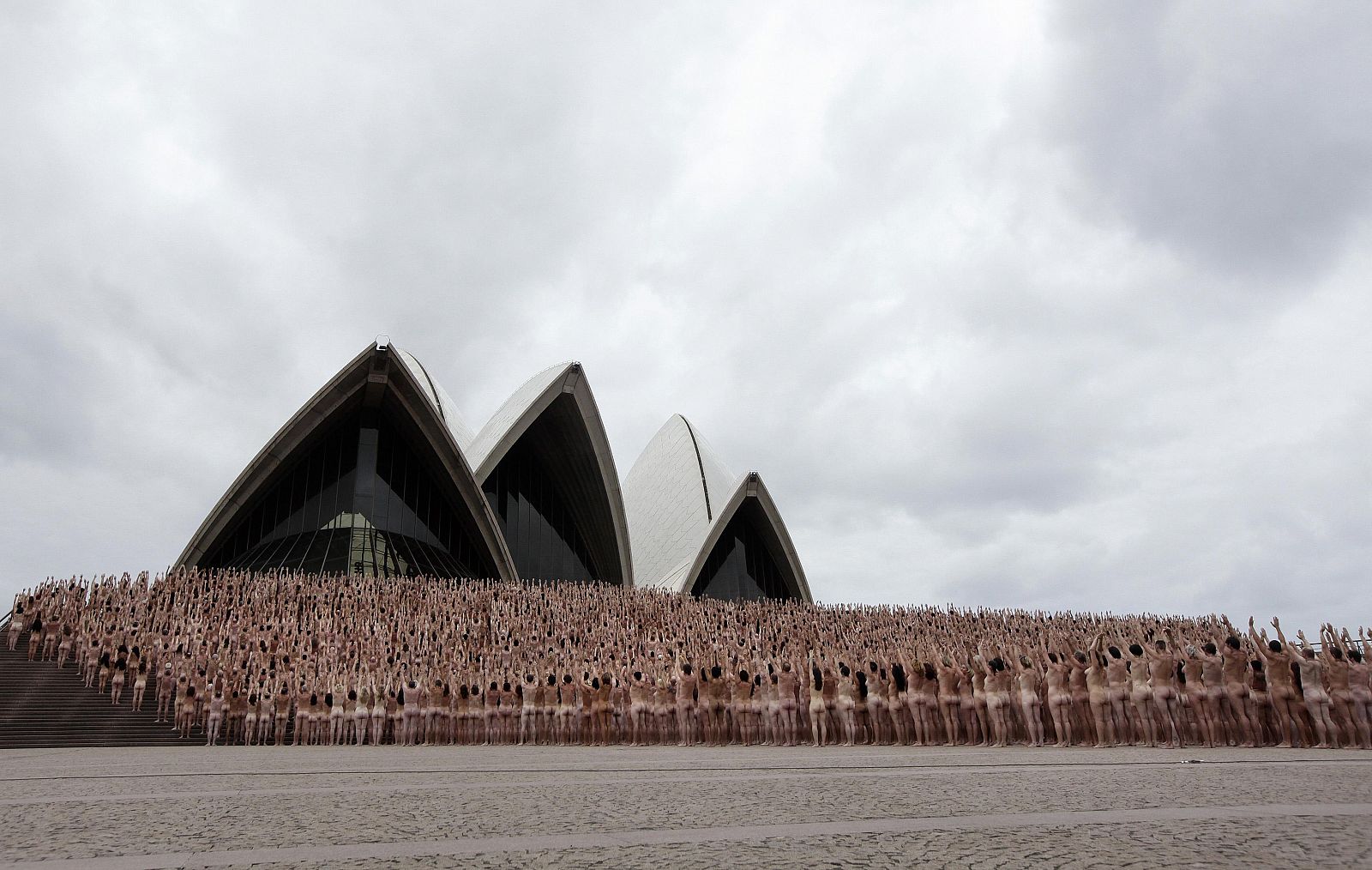 Miles de personas acudieron a la llamada de Tunick para posar desnudos ante la Ópera de Sydney