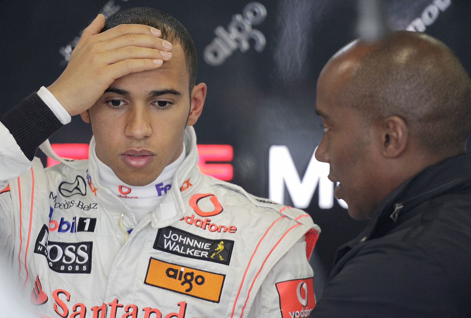 "Papá, tengo algo que decirte y no sé cómo", parece decir Lewis Hamilton.