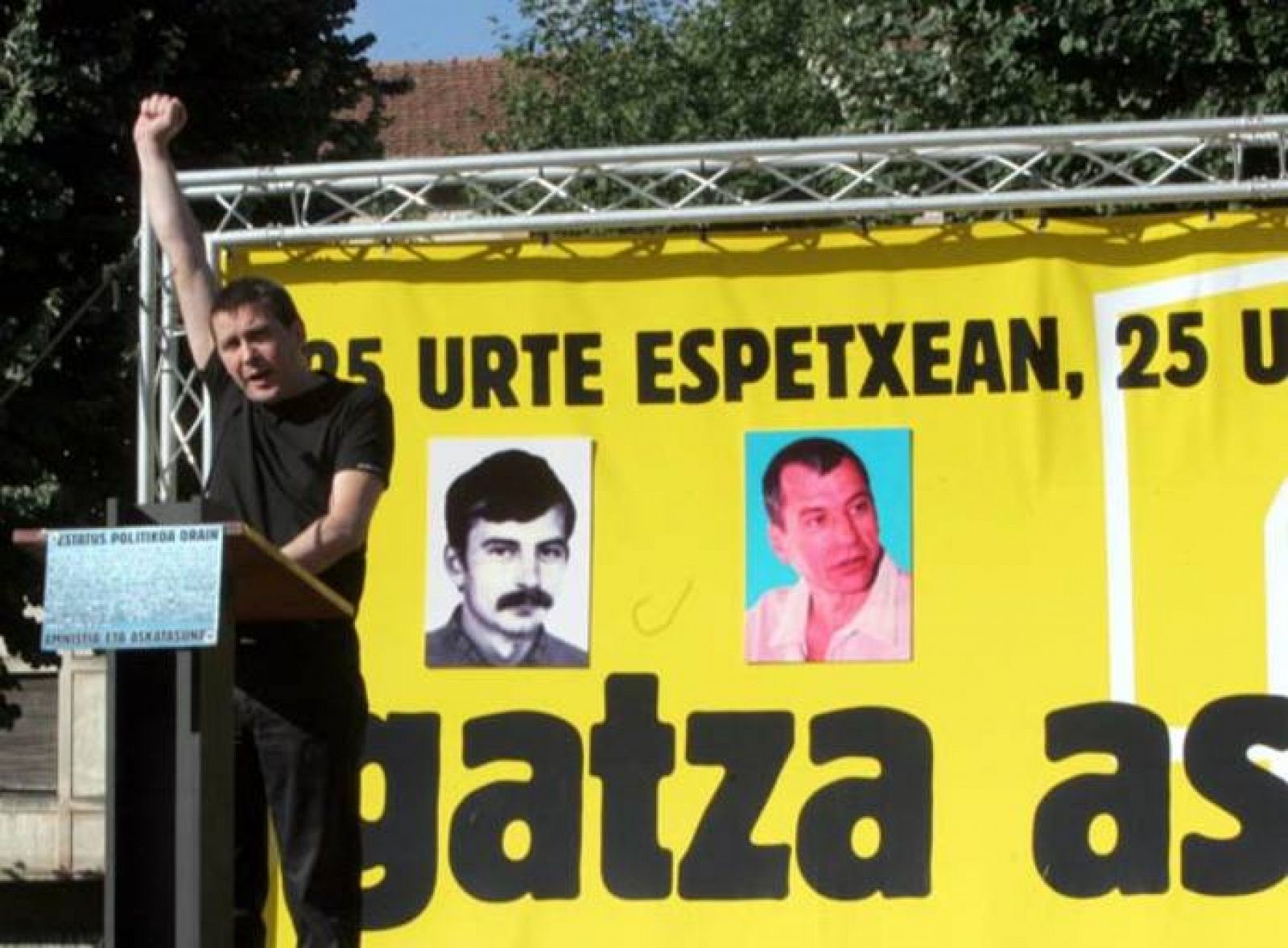 El ex portavoz de Batasuna Arnaldo Otegi en el acto de 2005 de homenaje al preso etarra José María Sagarduy en Amorebieta (Vizcaya) por el que fue condenado a dos años de prisión por enaltecimiento del terrorismo.
