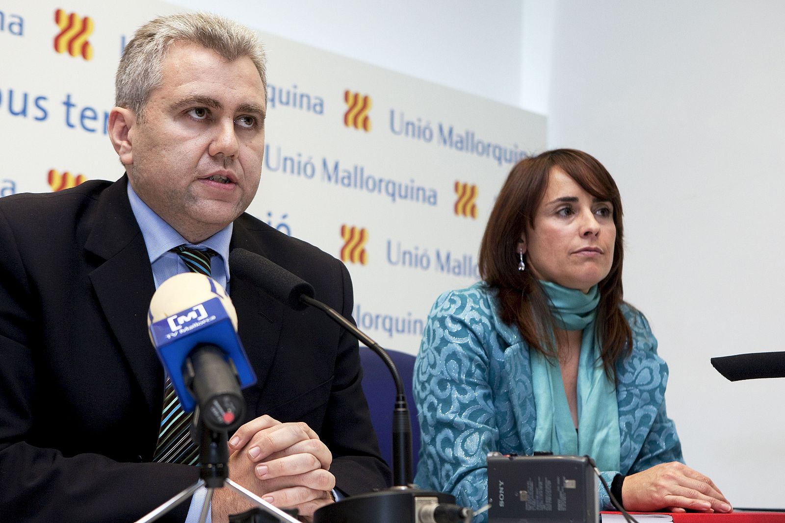 El presidente de UM, Josep Meliá, junto a Catalina Julve, anuncia la celebración del congreso extraordinario