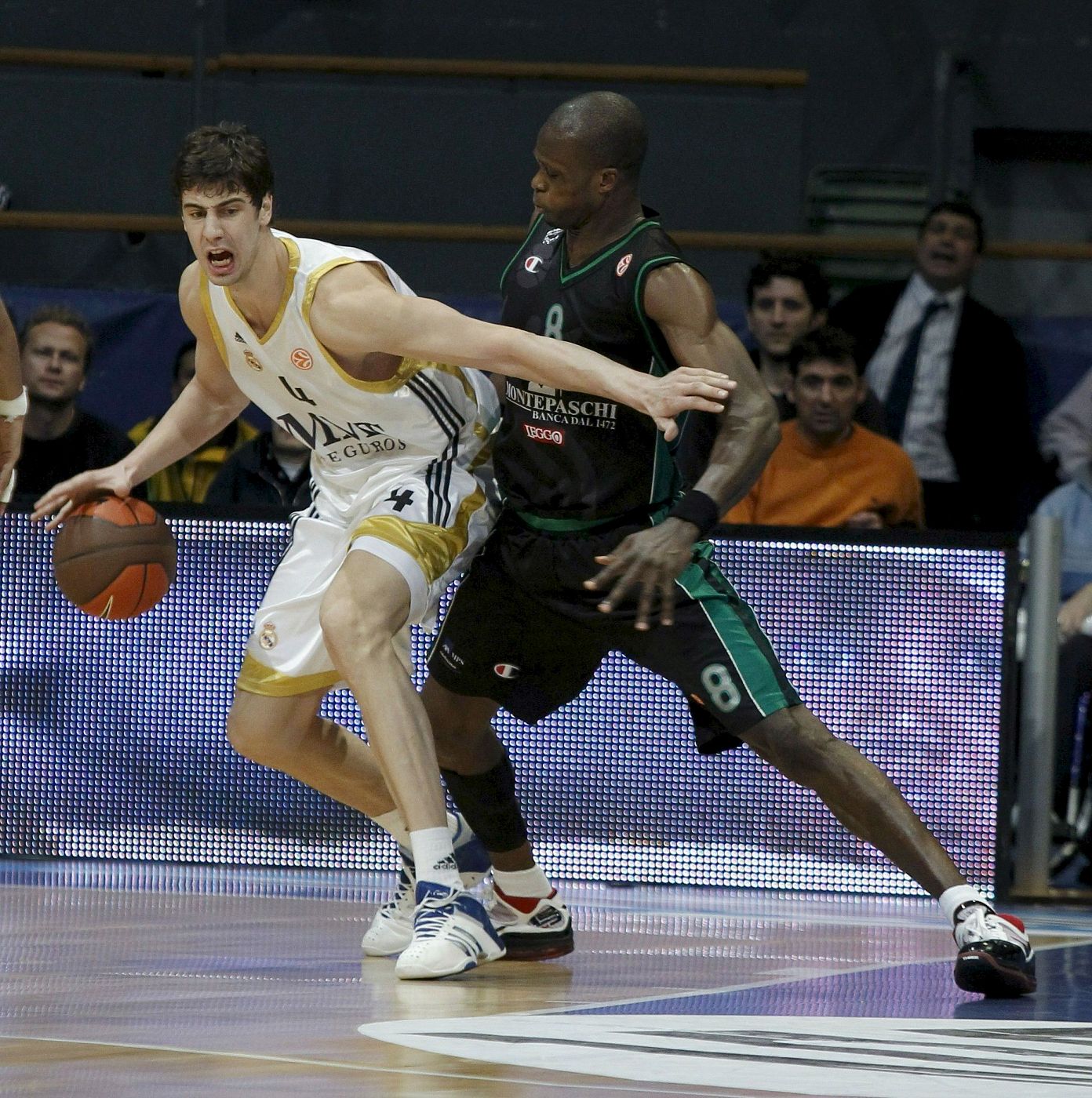 Ante Tomic, pívot del Real madrid, en el partido ante el Montepaschi Siena de la cuarta jornada de la Euroliga.