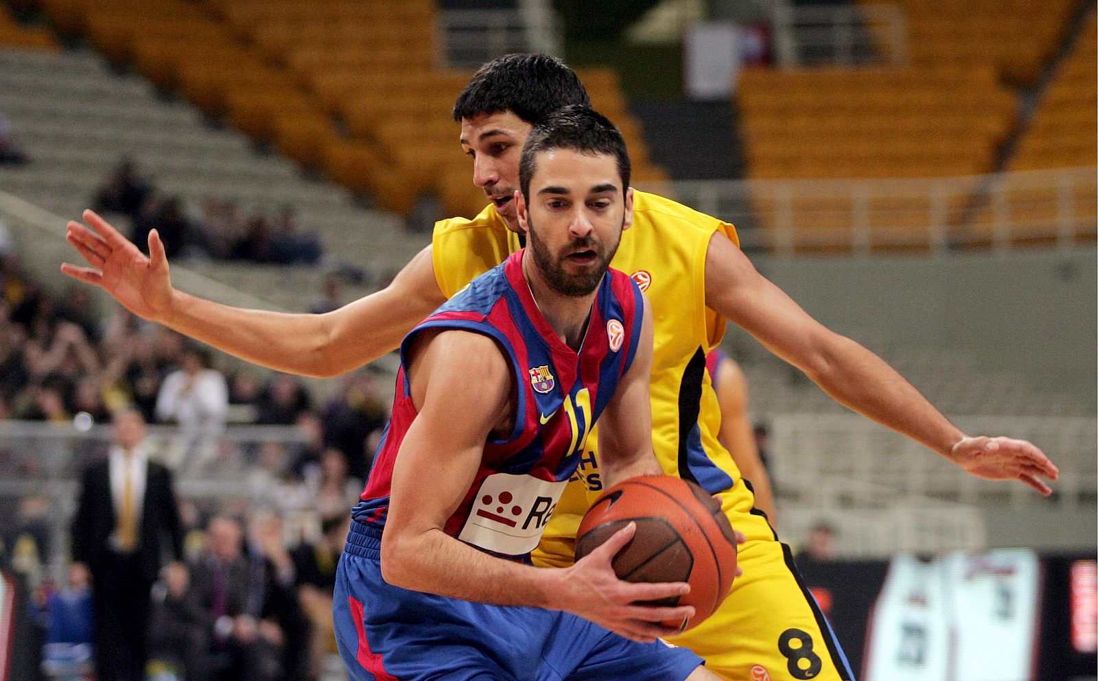 Juan Carlos Navarro trata de superar la presión del base griego Marios Batis.