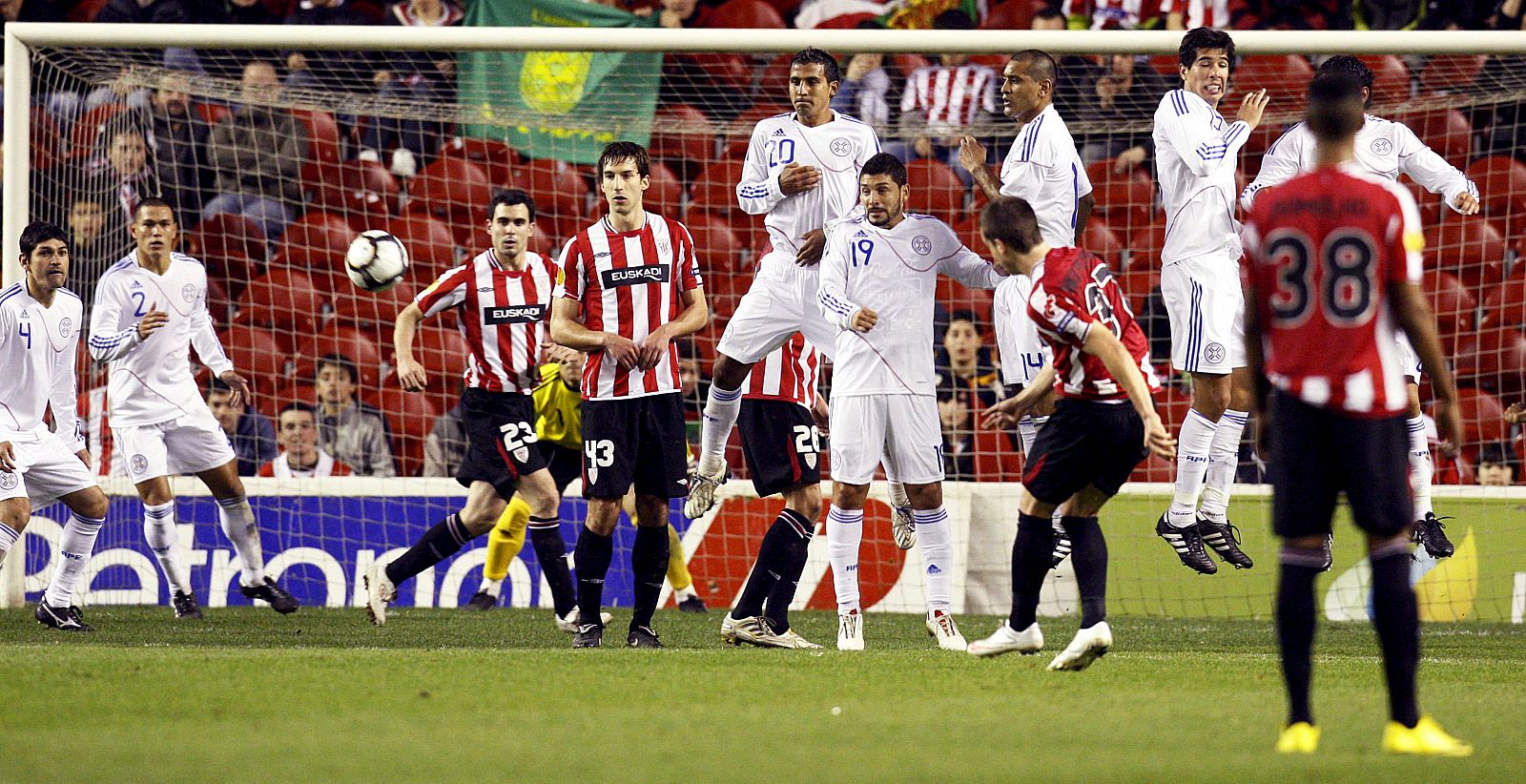 Los jugadores de la selección de Paraguay forman una barrera ante un lanzamiento del Athletic.