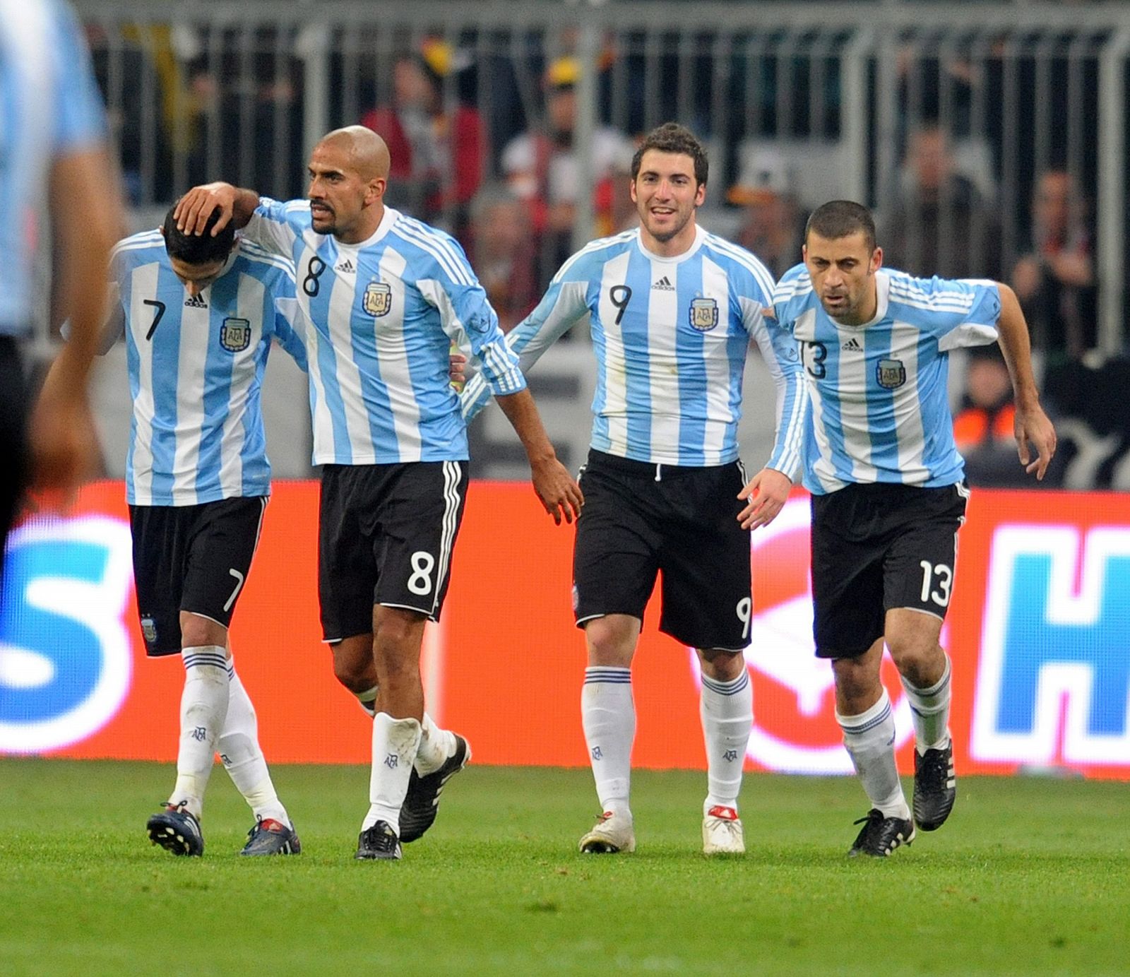 Higuaín celebra con sus compañeros Di María, Verón y Samuel tras anotar su gol a Alemania.