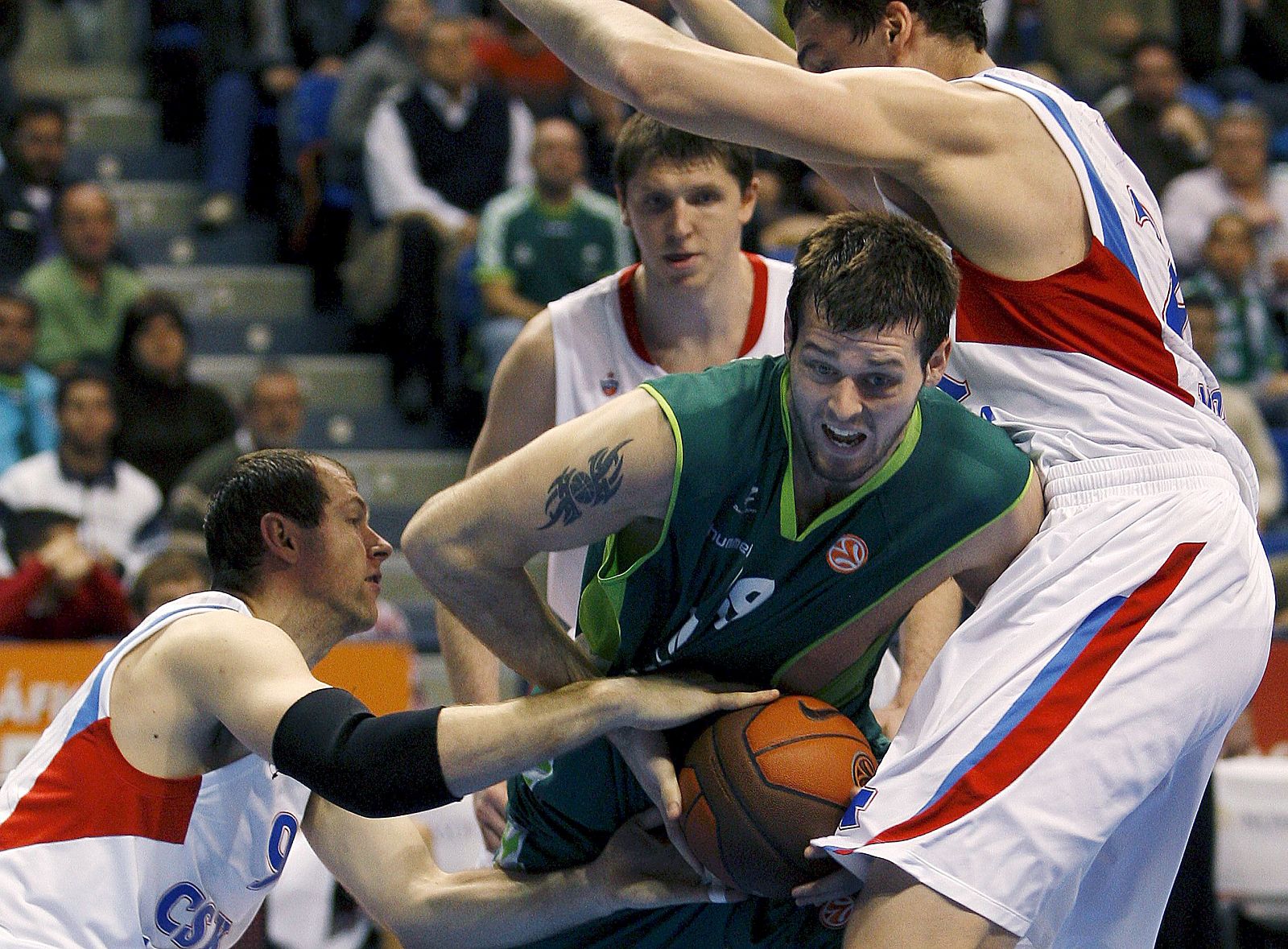 Freeland defiende su posicón ante los jugadores del CSKA Siskauskas y Kaun.