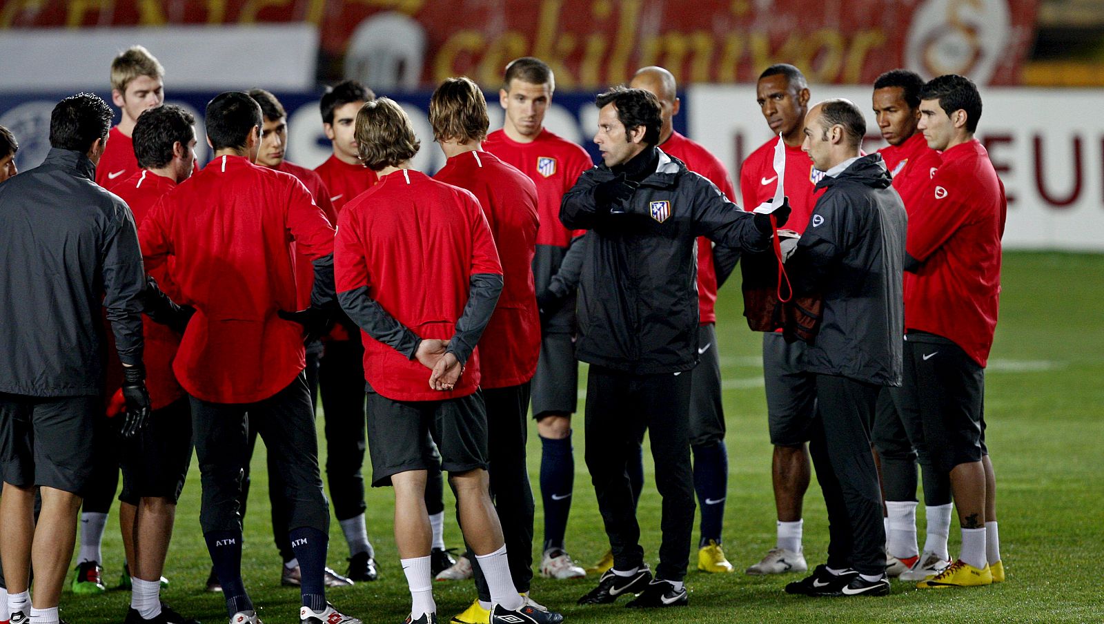 Quique Sánchez Flores se dirige a sus jugadores en un entrenamiento de la Europa League.