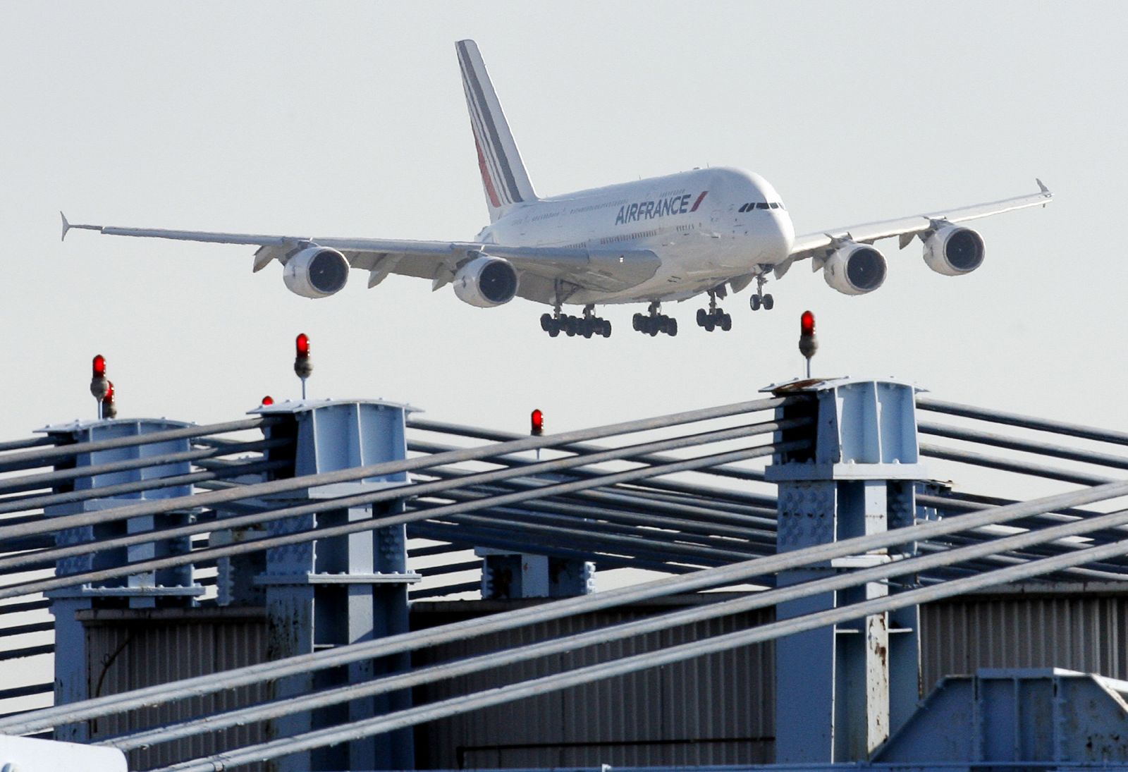 Un Airbus de Air France aterriza en el aeropuerto internacional JFK en Nueva York.