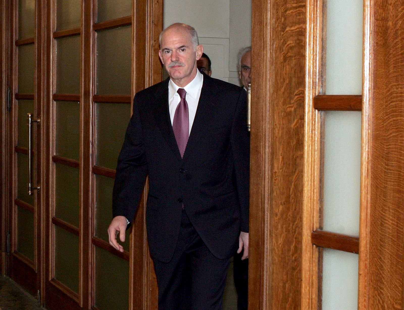 El primer ministro griego, Yorgos Papandreu, a su llegada a una reunión en el parlamento en Atenas, poco antes de anunciar el nuevo plan de ajuste fiscal.