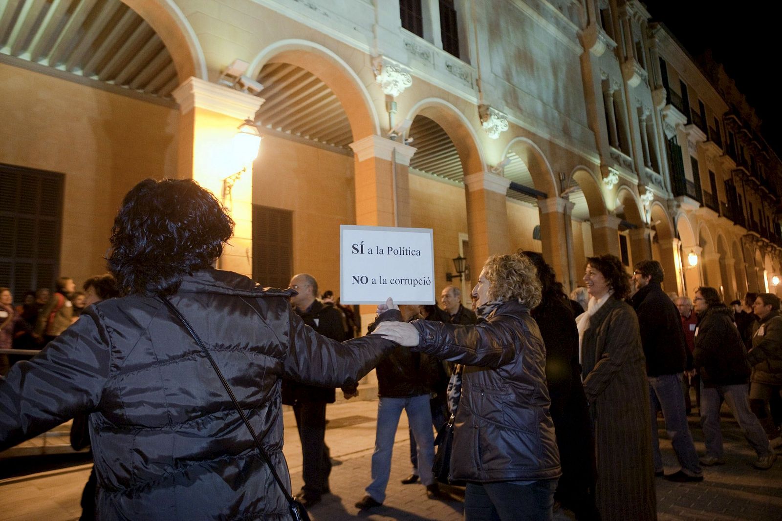 Un millar de personas "abrazan" las instituciones baleares para protestar por los casos de corrupción