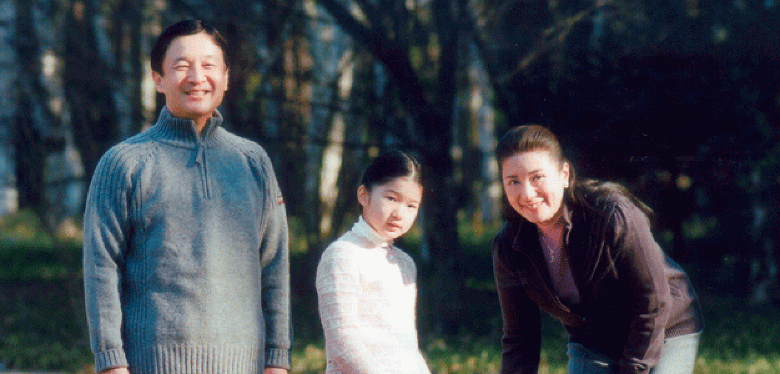 El heredero de Japón, junto a su esposa Masako y su hija Aiko en la foto oficial de su 50 cumpleaños.