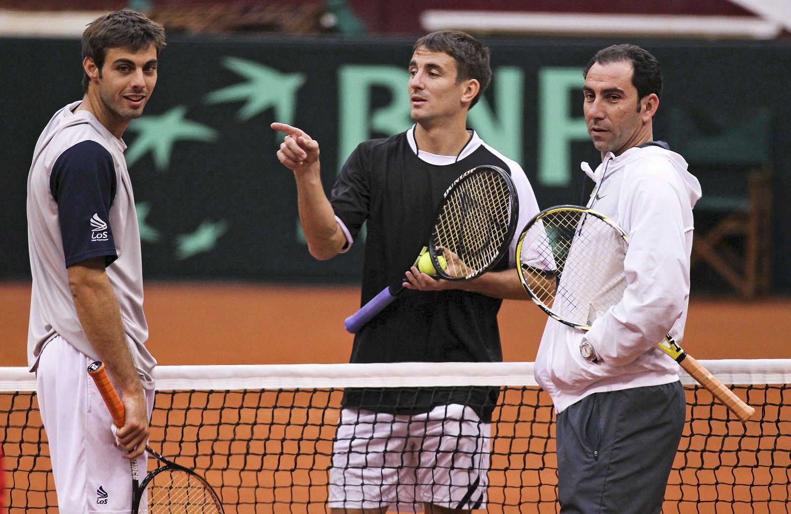 Marcel Granollers y Tommy Robredo conversan junto al capitán del equipo español, Albert Costa.