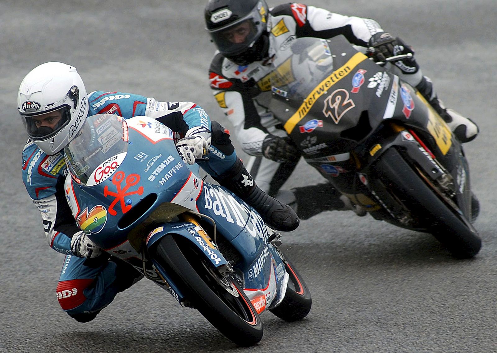 Los pilotos de 125cc Nico Terol (i) y el suizo Thomas Luthi durante la jornada de test en Jerez.